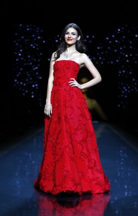 Victoria Justice presents a creation by Oscar de la Renta for the The Heart Truth Fall 2014 collection during New York Fashion Week