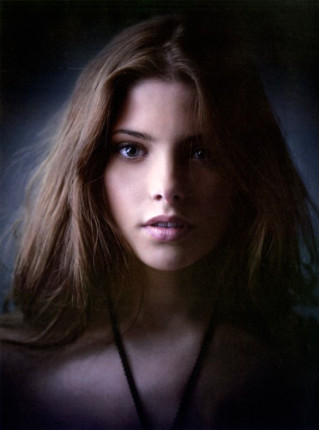18LUSfashion-Ashley Greene closeup
