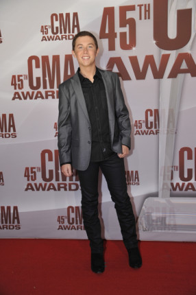 Scotty-McCreery-CMA-red carpet-IVY
