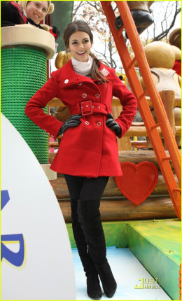 Victoria Justice Has A Blast In The Parade!