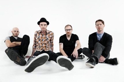 01sm-groom-B8P1926_BOT_sit_whi#DCB8F6