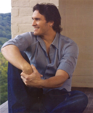 JOE-NICHOLS-side-shot