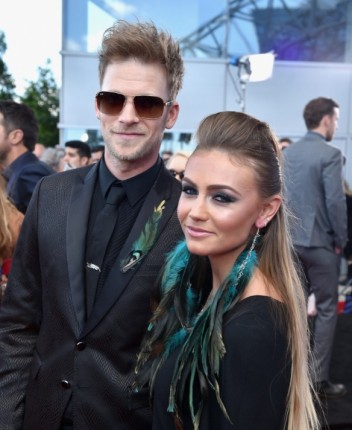 Tyler _ Wife-ACM Awards 2015-Feather Earrings CLOSE-UP