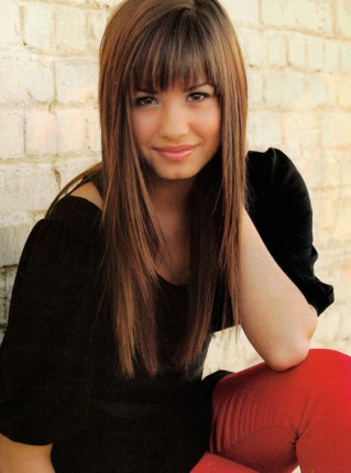 23LUSbeauty-Demi Lovato three-quarter
